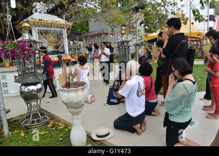 Malacca, Malaysia. 21st May, 2016. Buddhists pay their homage to the Buddha during the Vesak in Malacca, Malaysia, May 21, 2016. Vesak, also known as the Buddha Day, is a holy day observed by Buddhists in many Asian countries to mark the birth, enlightenment and death of Gautama Buddha. © Chong Voon Chung/Xinhua/Alamy Live News Stock Photo