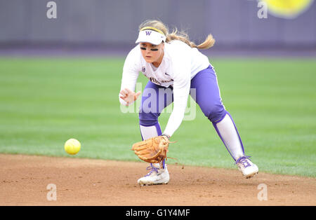 Seattle, Washington, USA. 20th May, 2016. Washington's Taylor Van Zee (3) make a play of a grounder for an out against Weber State. UW won the NCAA 1st Round Regional game in Seattle 14-6. Credit:  Cal Sport Media/Alamy Live News Stock Photo