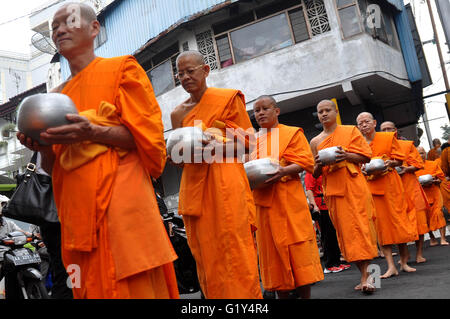 Magelang, Indonesia. 21st May, 2016. Buddhist monks prepare for collecting alms from Buddhist followers ahead of the Vesak Day in Magelang, Central Java, Indonesia, May 21, 2016. Vesak Day, also known as the Buddha Day, will be celebrated on May 22 in Indonesia. Credit:  Zain Firmansyah/Xinhua/Alamy Live News Stock Photo