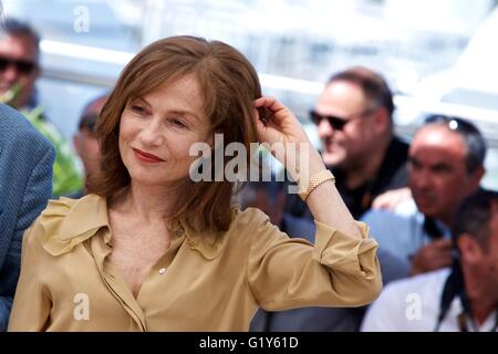 Cannes. 21st May, 2016. French actress Isabelle Huppert poses on May 21, 2016 during a photocall for the film 'Elle' at the 69th Cannes Film Festival in Cannes, southern France. Credit:  Jin Yu/Xinhua/Alamy Live News Stock Photo