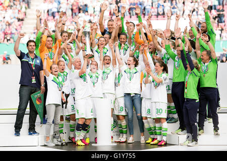 Cologne, Germany. 21st May, 2016. Wolfsburgs players celebrate their win in the German women's soccer cup final between SC Sand vs. VfL Wolfsburg in the RheinEnergieStadion in Cologne, Germany, 21 May 2016. To the left is coach Ralf Kellermann. Photo: MARIUS BECKER/dpa/Alamy Live News Stock Photo