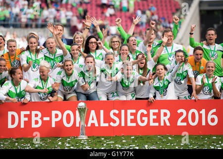 Cologne, Germany. 21st May, 2016. Wolfsburg's players pose for the official team photo after their win in the German women's soccer cup final between SC Sand vs. VfL Wolfsburg in the RheinEnergieStadion in Cologne, Germany, 21 May 2016. Photo: MARIUS BECKER/dpa/Alamy Live News Stock Photo