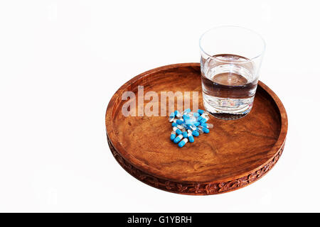 Tablett mit Deko-Kugeln und Aschenbecher auf dem Tisch Stockfotografie -  Alamy