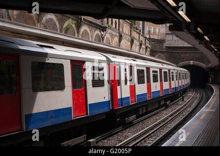 London tube train in Sloane Square station Stock Photo