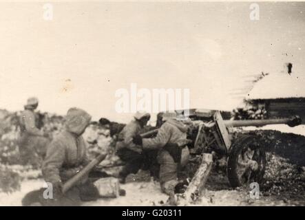 German Anti Tank Gun 1944 Crew in Snow Camouflage on the Eastern Front Stock Photo