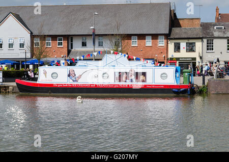 Floating cafe and ice cream shop on the River Avon in Stratford-upon-Avon Stock Photo