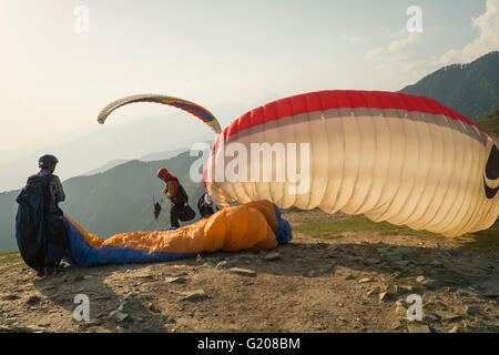 A paraglider flyer gets ready for take off at Bir Billing, Himachal Pradesh Stock Photo