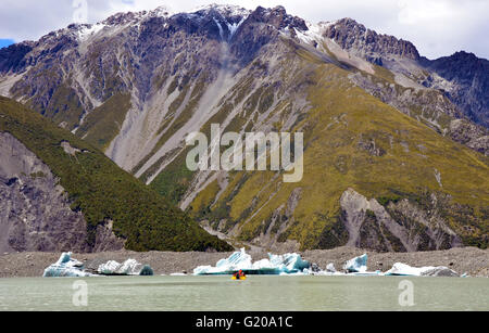 Boat and icebergs on Tasman Lake at Mount Cook (Aoraki) National Park, New Zealand Stock Photo