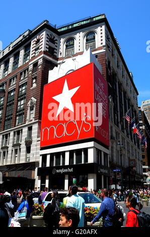 New York City:  Macy's, the world's largest store, at the corner of Broadway and West 34th Street in Herald Square * Stock Photo