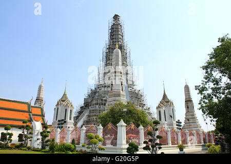 The Temple of Dawn Wat Arun and a beautiful blue sky in Bangkok, Thailand Stock Photo