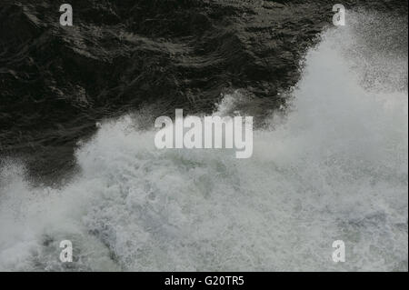 waves on the side of a ship at sea Stock Photo
