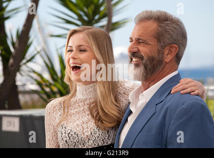 Actor Mel Gibson and actress Erin Moriarty at the Blood Father film photo call at the 69th Cannes Film Festival Saturday 21st May 2016, Cannes, France. Photography: Doreen Kennedy Stock Photo