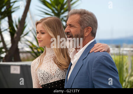 Actor Mel Gibson and actress Erin Moriarty at the Blood Father film photo call at the 69th Cannes Film Festival Saturday 21st May 2016, Cannes, France. Photography: Doreen Kennedy Stock Photo