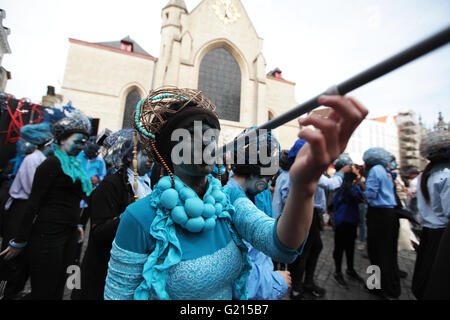 Brussels, Belgium. 21st May, 2016. Participant in the 9th edition of Zinneke Parade in Brussels. More than 50,000 people are standing in the Brussels pedestrian zone for the 9th edition of the Zinneke Parade. With the 1,500 participants, 191 artists and 145 organizations this parade is one of the highlights in the calendar of the Brussels folklore. Theme this year is Fragil, the artists demonstrate the power of vulnerability. Credit:  Arie Asona/Pacific Press/Alamy Live News Stock Photo