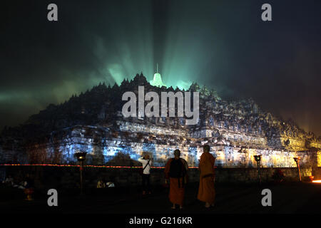 Magelang, Indonesia. 21st May, 2016. Buddhist monks attend at the Borobudur temple during celebrations for Vesak Day on May 22, 2016 in Magelang, Central Java, Indonesia. Vesak is observed during the full moon in May or June with the ceremony centered around three Buddhist temples, pilgrims walk from Mendut to Pawon, ending at Borobudur. The holy day celebrates the birth, the enlightenment to nirvana, and the passing of Gautama Buddha's, the founder of Buddhism. Credit:  Slamet Riyadi/ZUMA Wire/Alamy Live News Stock Photo