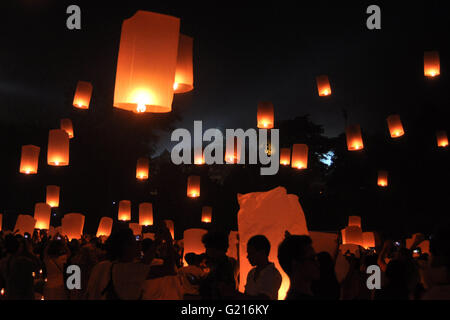 Magelang, Indonesia. 21st May, 2016. Buddhist followers release lanterns into the air on Borobudur temple during celebrations for Vesak Day on May 21, 2016 in Magelang, Central Java, Indonesia. Vesak is observed during the full moon in May or June with the ceremony centered around three Buddhist temples, pilgrims walk from Mendut to Pawon, ending at Borobudur. The holy day celebrates the birth, the enlightenment to nirvana, and the passing of Gautama Buddha's, the founder of Buddhism. Credit:  Slamet Riyadi/ZUMA Wire/Alamy Live News Stock Photo