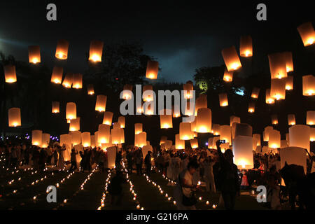 Magelang, Indonesia. 21st May, 2016. Buddhist followers release lanterns into the air on Borobudur temple during celebrations for Vesak Day on May 21, 2016 in Magelang, Central Java, Indonesia. Vesak is observed during the full moon in May or June with the ceremony centered around three Buddhist temples, pilgrims walk from Mendut to Pawon, ending at Borobudur. The holy day celebrates the birth, the enlightenment to nirvana, and the passing of Gautama Buddha's, the founder of Buddhism. Credit:  Slamet Riyadi/ZUMA Wire/Alamy Live News Stock Photo