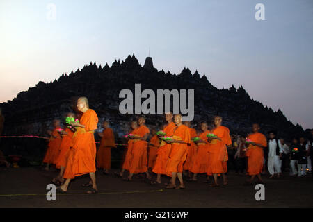 Magelang, Indonesia. 21st May, 2016. Buddhist monks walk around the Borobudur temple during celebrations for Vesak Day on May 22, 2016 in Magelang, Central Java, Indonesia. Vesak is observed during the full moon in May or June with the ceremony centered around three Buddhist temples, pilgrims walk from Mendut to Pawon, ending at Borobudur. The holy day celebrates the birth, the enlightenment to nirvana, and the passing of Gautama Buddha's, the founder of Buddhism. Credit:  Slamet Riyadi/ZUMA Wire/Alamy Live News Stock Photo