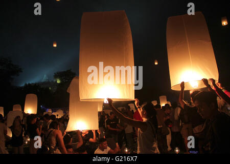 Magelang, Indonesia. 21st May, 2016. Buddhist followers release lanterns into the air on Borobudur temple during celebrations for Vesak Day on May 21, 2016 in Magelang, Central Java, Indonesia. Vesak is observed during the full moon in May or June with the ceremony centered around three Buddhist temples, pilgrims walk from Mendut to Pawon, ending at Borobudur. The holy day celebrates the birth, the enlightenment to nirvana, and the passing of Gautama Buddha's, the founder of Buddhism. Credit:  Slamet Riyadi/ZUMA Wire/Alamy Live News Stock Photo