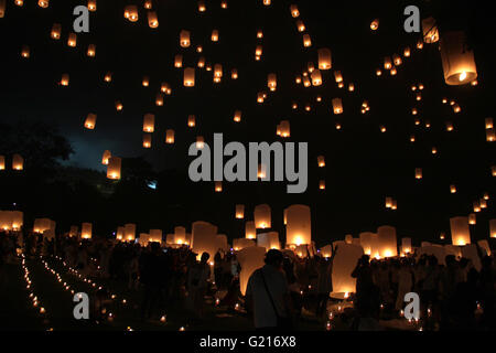 Magelang, Indonesia. 21st May, 2016. Buddhist followers release lanterns into the air on Borobudur temple during celebrations for Vesak Day on May 21, 2016 in Magelang, Central Java, Indonesia. Vesak is observed during the full moon in May or June with the ceremony centered around three Buddhist temples, pilgrims walk from Mendut to Pawon, ending at Borobudur. The holy day celebrates the birth, the enlightenment to nirvana, and the passing of Gautama Buddha's, the founder of Buddhism. Credit:  Slamet Riyadi/ZUMA Wire/Alamy Live News Stock Photo