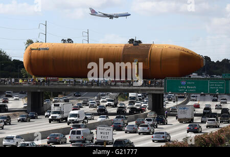Inglewood, California, USA. 21st May, 2016. Space Shuttle Endeavour's fuel tank, ET-94, crosses over the 405 freeway along it's slow moving 16-mile route from Marina del Rey to the California Science Center in Los Angeles. Credit:  Gene Blevins/ZUMA Wire/Alamy Live News Stock Photo