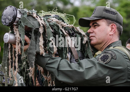 Miranda, Venezuela. 21st May, 2016. Venezuela's Minister of Defense Vladimir Padrino Lopez takes part in the second day of Independence Exercise 2016 at Guaicaipuro Fort in Charallave, state of Miranda, Venezuela, on May 21, 2016. Venezuela's Bolivarian National Armed Forces (FANB) held on Saturday the second day of Independence Exercise 2016, as part of the national plan to ensure the sovereignty of the country. © Boris Vergara/Xinhua/Alamy Live News Stock Photo