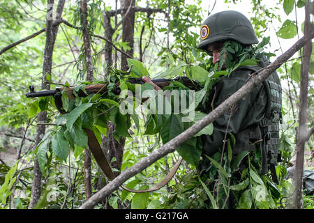 Miranda, Venezuela. 21st May, 2016. A soldier of Venezuela's Bolivarian National Armed Forces (FANB) takes part in the second day of Independence Exercise 2016 at Guaicaipuro Fort in Charallave, state of Miranda, Venezuela, on May 21, 2016. The FANB of Venezuela held on Saturday the second day of Independence Exercise 2016, as part of the national plan to ensure the sovereignty of the country. © Boris Vergara/Xinhua/Alamy Live News Stock Photo