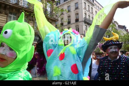 Brussels. 21st May, 2016. Performers take part in the biyearly Zinneke Parade under the theme 'Fragil' in Brussels, capital of Belgium on May 21, 2016. © Gong Bing/Xinhua/Alamy Live News Stock Photo