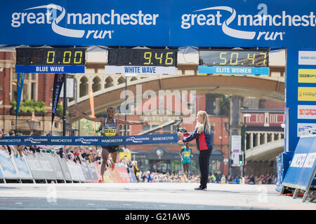 Manchester, UK. 22 May, 2016. Great Manchester Run. The winner Kenenisa Bekele completes the run in 28 minutes and 08 seconds. Credit:  Andy Barton/Alamy Live News Stock Photo