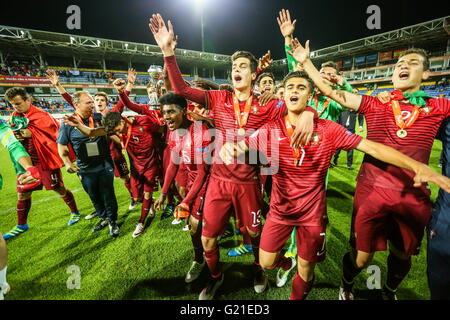 Baku, Azerbaijan. 21st May, 2016. Portugal's players celebrate with the cup as they win the 2016 UEFA European Under-17 Championship final football match Portugal vs Spain in Baku. Portugal beats Spain, 1-1. © Aziz Karimov/Pacific Press/Alamy Live News