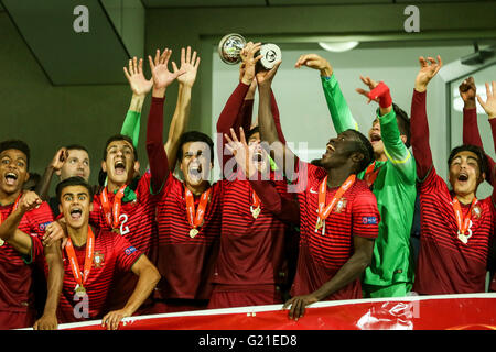 Baku, Azerbaijan. 21st May, 2016. Portugal's players and coaches celebrate with the cup as they win the 2016 UEFA European Under-17 Championship final football match Portugal vs Spain in Baku. Portugal beats Spain, 1-1. © Aziz Karimov/Pacific Press/Alamy Live News