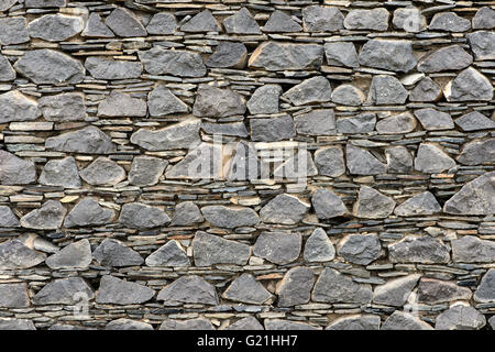 Wall of layered ground-down basalt stones and slates, ruins of Kitan fortress Khar Bukh Balgas, Khar Bakhin Balgas, Dashinchilen Stock Photo