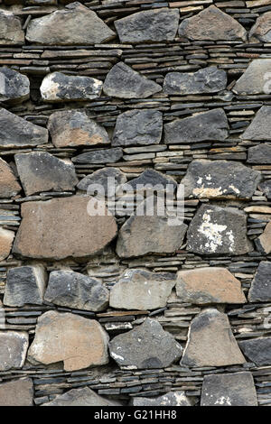 Wall of layered ground-down basalt stones and slates, ruins of Kitan fortress Khar Bukh Balgas, Khar Bakhin Balgas, Dashinchilen Stock Photo