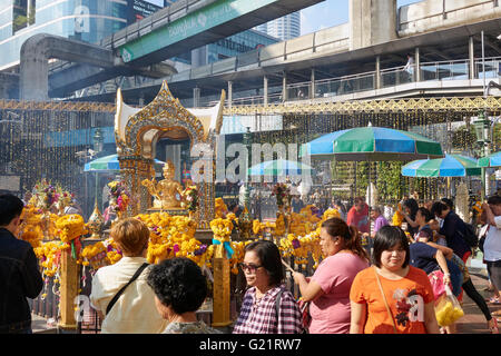 Worshippers praying at the Erawan Shrine, Bangkok, Thailand Stock Photo