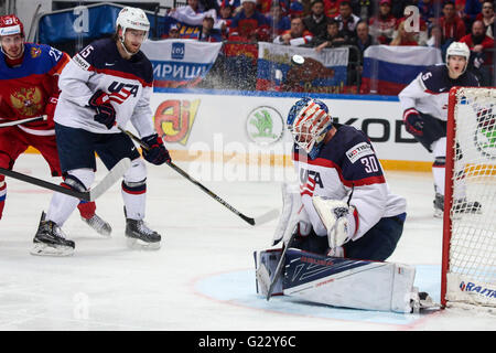 Moscow, Russia. 22nd May, 2016. Mike Condon of USA (C) makes a save during a game for the third place on IIHF Ice Hockey World Championship in Moscow, Russia, on May 22, 2016. Russia won 7-2. © Evgeny Sinitsyn/Xinhua/Alamy Live News Stock Photo