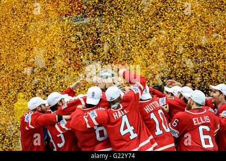 Moscow, Russia. 22nd May, 2016. Canada's national team celebrates during the award ceremony of IIHF Ice Hockey World Championship in Moscow, Russia, on May 22, 2016. Canada won 2-0 and claimed the title. Credit:  Evgeny Sinitsyn/Xinhua/Alamy Live News Stock Photo