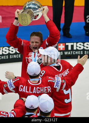 Moscow, Russia. 22nd May, 2016. Hockey players of Canada celebrate the victory at the Ice Hockey World Championships final match between Finland and Canada, in Moscow, Russia, on Sunday, May 22, 2016. Credit:  Roman Vondrous/CTK Photo/Alamy Live News Stock Photo