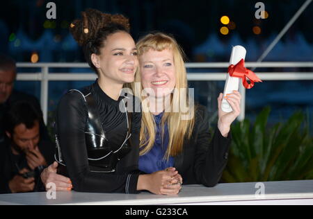 Cannes, France. 11th May, 2016. CANNES, FRANCE - MAY 22: Director Andrea Arnold (R) celebrates with Sasha Lane after being awarded the Jury Prize for the film 'American Honey' during the Palme D'Or Winner Photocall during the 69th annual Cannes Film Festival at the Palais des Festivals on May 22, 2016 in Cannes, France. © Frederick Injimbert/ZUMA Wire/Alamy Live News Stock Photo