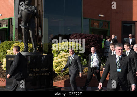 Brendan Rodgers is greeted by crowds of Celtic fans at Celtic Park, Glasgow, Scotland, UK. 23rd May, 2016. Thousand of fans gathered at the Celtic stadium to welcome the new manager to the club. Credit:  Tony Clerkson/Alamy Live News Stock Photo