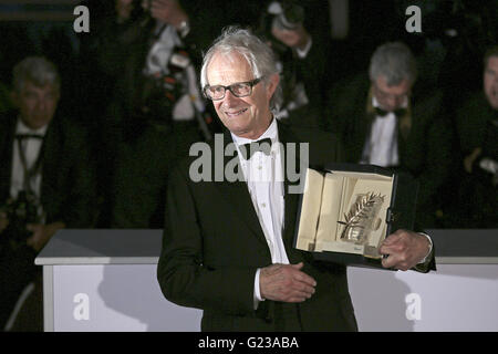 Ken Loach with the Palme D'Or for 'I, Daniel Blake' at the award winners photocall during the 69th Cannes Film Festival at the Palais des Festivals on May 22, 2016 | Verwendung weltweit Stock Photo