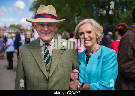 London, UK. 23rd May, 2016.Mary Berry and her Husband Paul enjoying the sunshine at Press day of the 2016 Chelsea Flower Show Credit:  David Betteridge/Alamy Live News Stock Photo