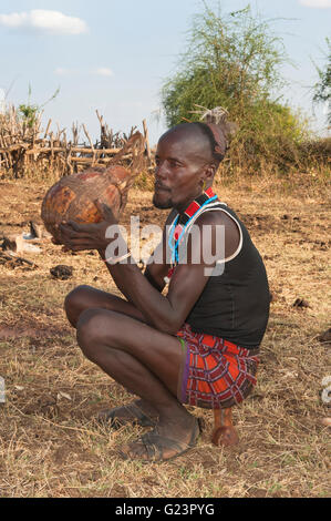 Hamar man drinking sorghum beer from a calabash, Omo river valley, Southern Ethiopia Stock Photo