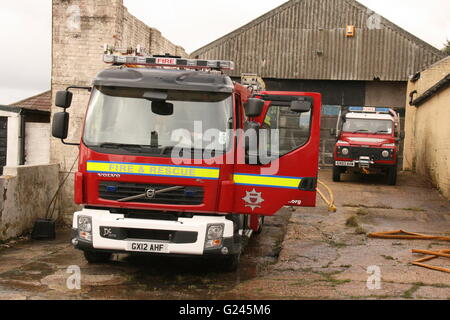 A VOLVO FIRE TRUCK AND LAND ROVER OF EAST SUSSEX FIRE & RESCUE ATTENDING AN INCIDENT Stock Photo