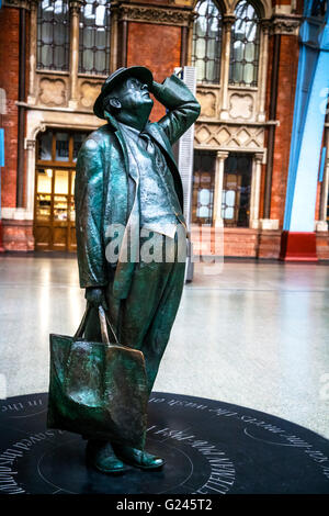 John Betjeman's Statue by Martin Jennings, St Pancras Railway Station, London, England. Stock Photo