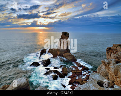 Portugal, Center: Scenic sunset with rock formation 'Nau dos Corvos' at Cape Carvoeiro Stock Photo