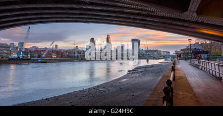 The River Thames flows through southern England Stock Photo - Alamy