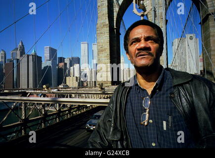 AJAXNETPHOTO - 7th OCTOBER, 2000. NEW YORK, NY, USA. - AMERICAN AUTHOR - THE WRITER AND AUTHOR OF THE BOOK GRAND CENTRAL WINTER LEE STRINGER PICTURED ON BROOKLYN BRIDGE. Photo:JONATHAN EASTLAND/AJAX Ref:000710 1 Stock Photo