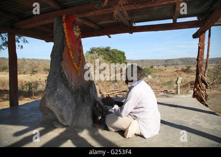 KOLAM TRIBE - Man performing Puja in Hanuman Mandir, Shiv Shakti nagar, Gongarwadi, Maharashtra, India Stock Photo