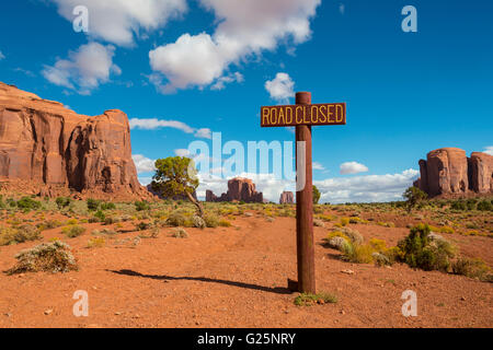 Sign, Road Closed, mesas, Scenic Drive, Monument Valley, Monument Valley Navajo Tribal Park, Navajo Nation, Arizona, Utah, USA Stock Photo