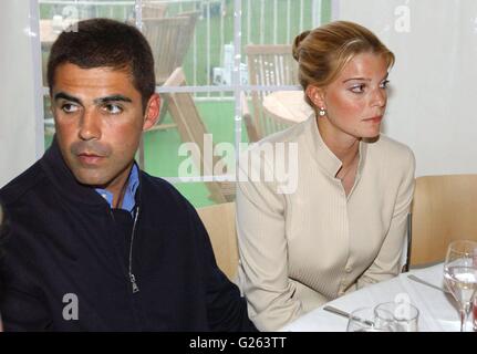 Hamburg, Germany. 19th May, 2004. (dpa) - Athina Onassis (R), granddaughter of late Greek billionaire Aristoteles Onassis, and her boyfriend Alvaro Miranda de Neto attend the 'AUDI Opening Night' on the eve of the 75th show jumping and dressage derby in Hamburg, Germany, 19 May 2004. The derby takes place from 20 to 23 May. | usage worldwide © dpa/Alamy Live News Stock Photo